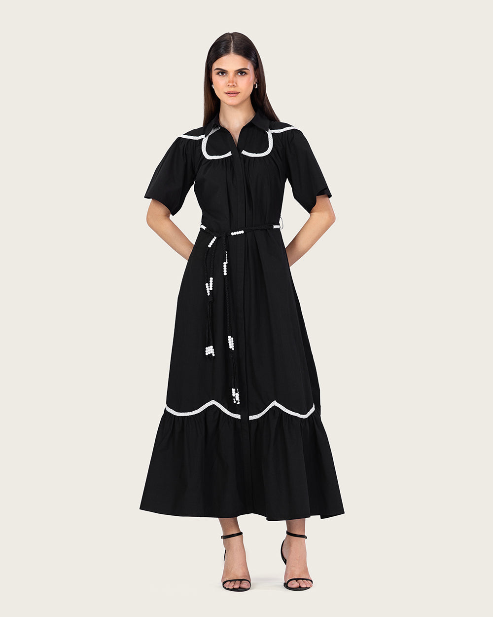 فستان ماكسي أسود بوبلين مع إدخالات دانتيل وحزام خصر مرصع