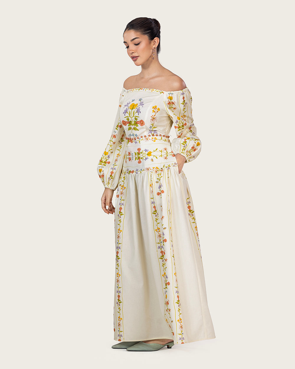 فستان كتان مطرز بحزام خصر مرصع يدويًا