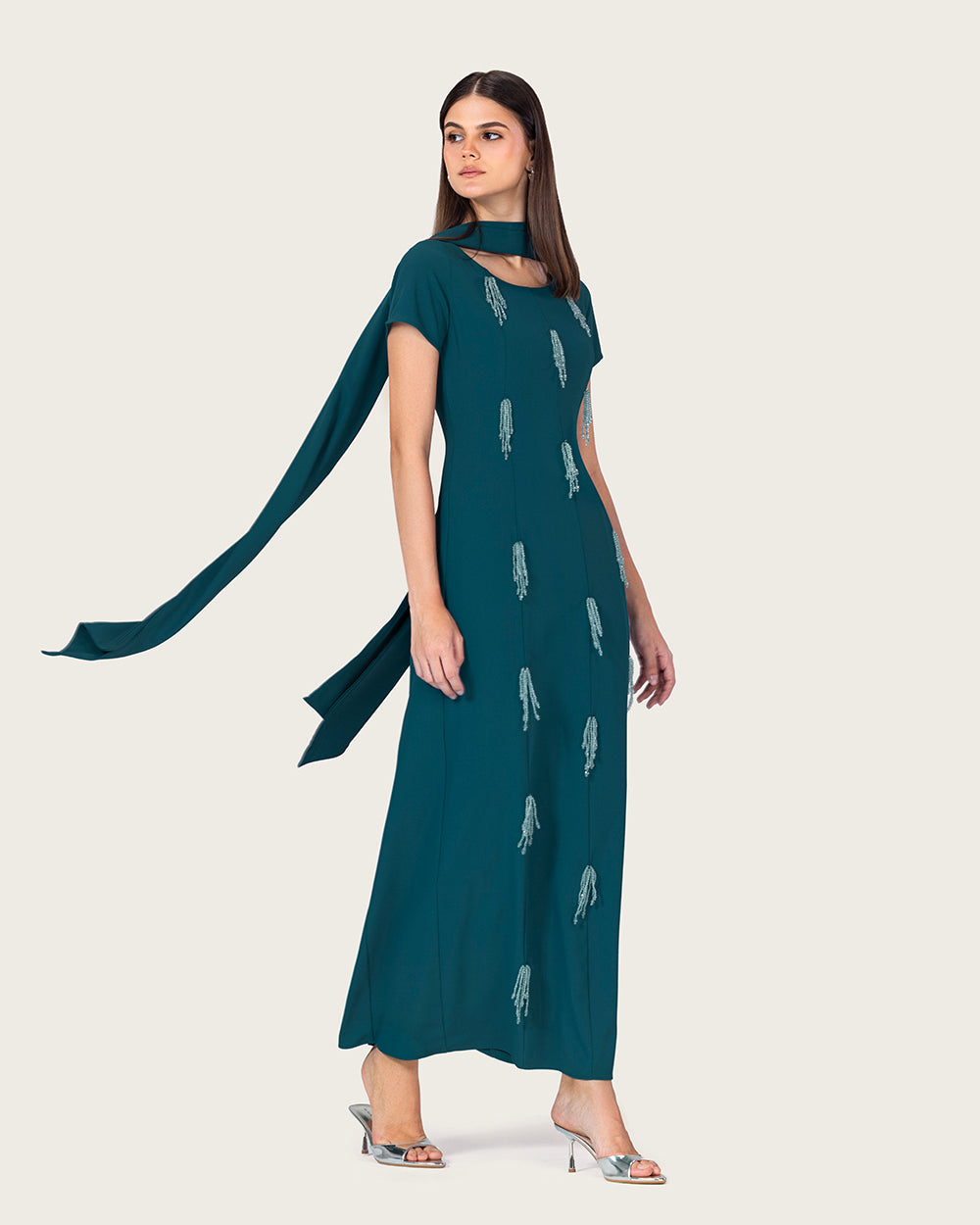 فستان ماكسي أخضر بترولي بتطريز خرزي وقصّة مستقيمة