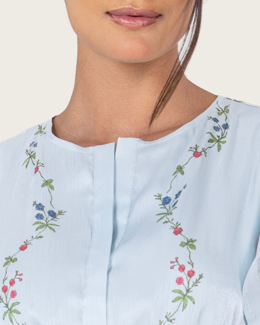 فستان ماكسي شيفون لامع أزرق فاتح بأكمام فراشة