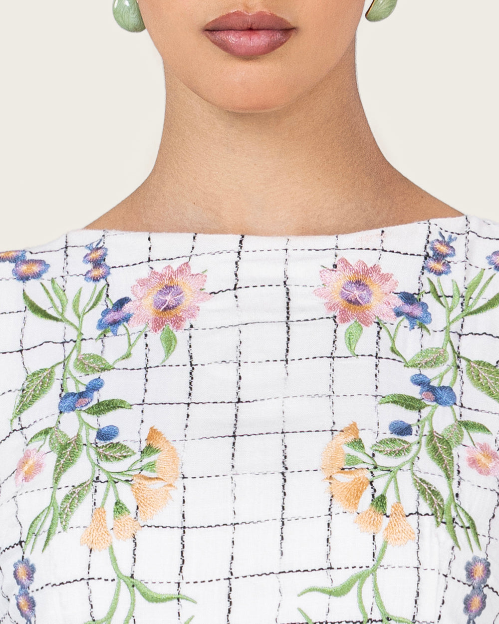 فستان كتان مطرز بالورود بثلاث ربطات خلفية