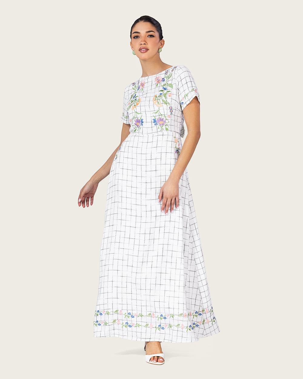 فستان كتان مطرز بالورود بثلاث ربطات خلفية