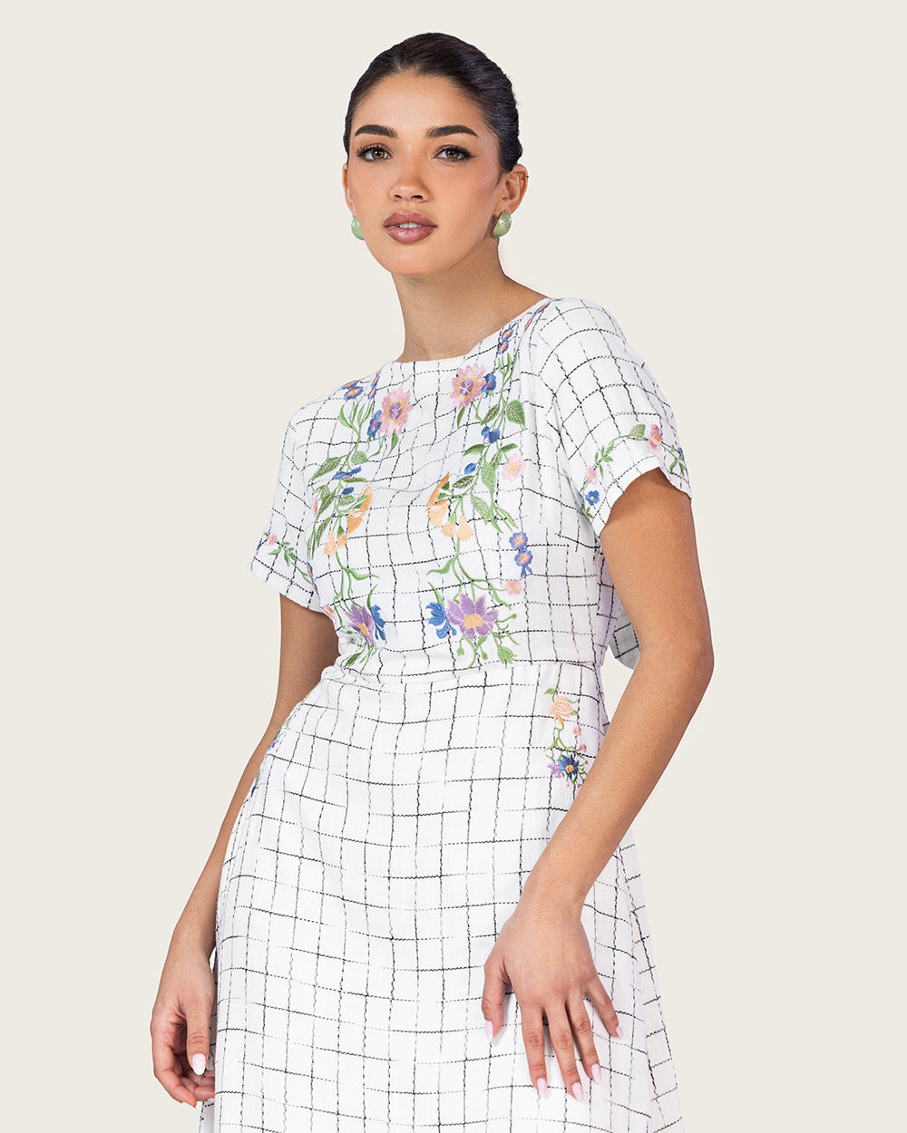 فستان كتان مطرز بالورود بثلاث ربطات خلفية