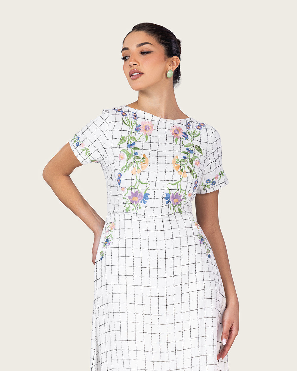 فستان كتان مطرز بالورود بثلاث ربطات خلفية