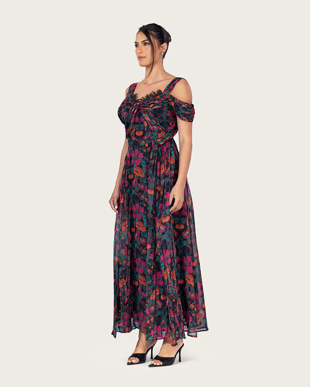 فستان شيفون بأزهار استوائية أنيقة