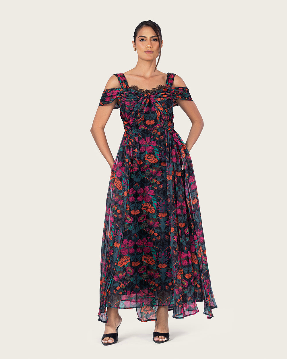 فستان شيفون بأزهار استوائية أنيقة