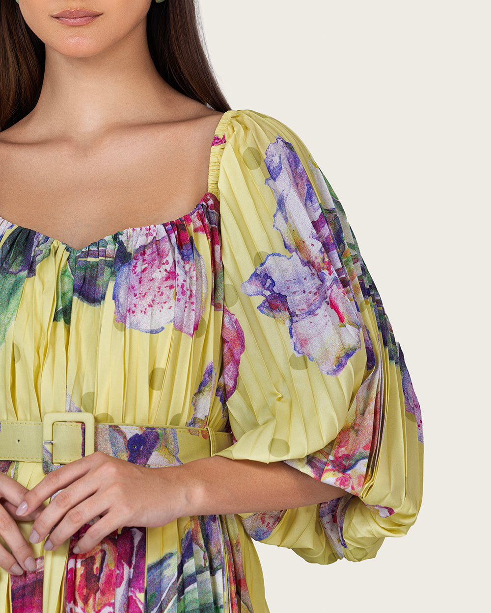 فستان ميدي شيفون أصفر مزهر بكسرات مع حزام