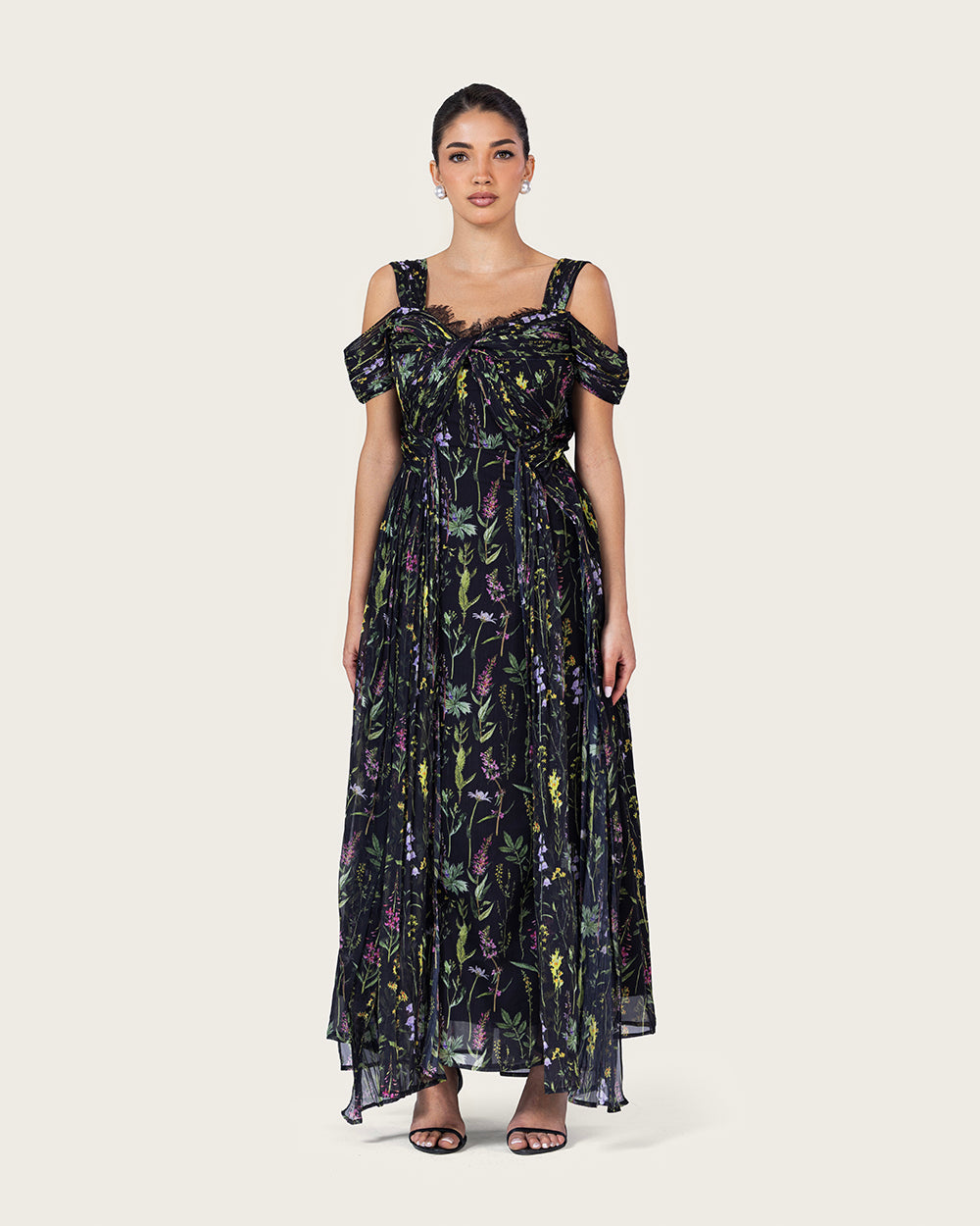 فستان ماكسي أسود بطبعة زهرية وتصميم كتف مفتوح أنيق