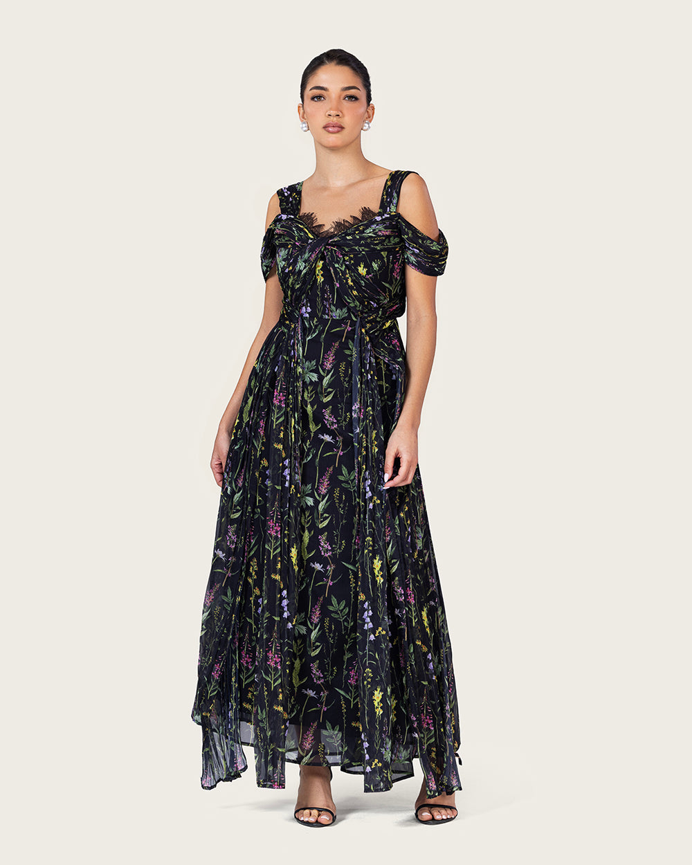 فستان ماكسي أسود بطبعة زهرية وتصميم كتف مفتوح أنيق