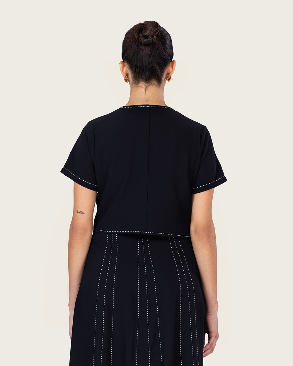 فستان أسود مطرز مع جاكيت قصير