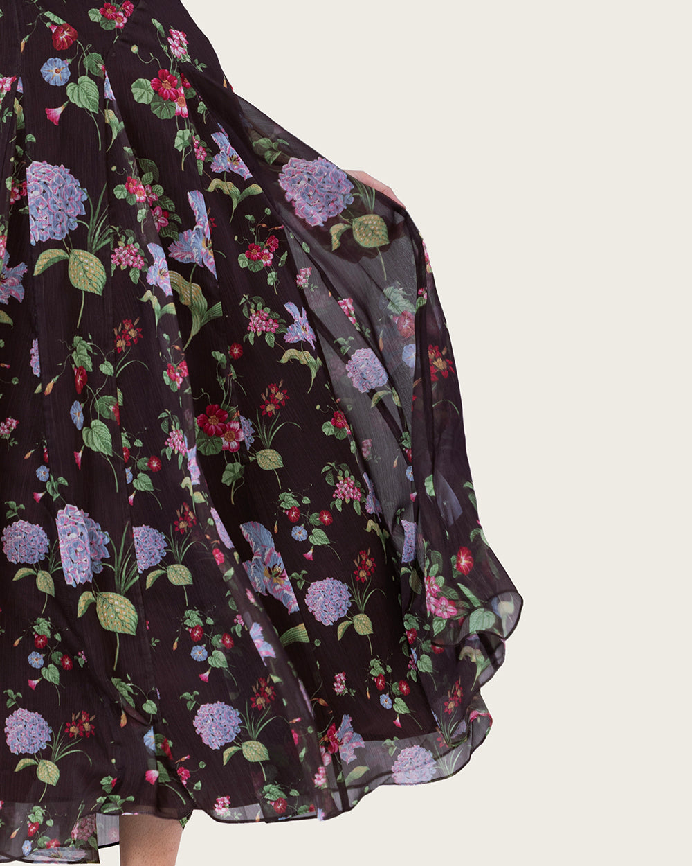 فستان طول الكاحل شيفون مزهر داكن بطبقة شفافة