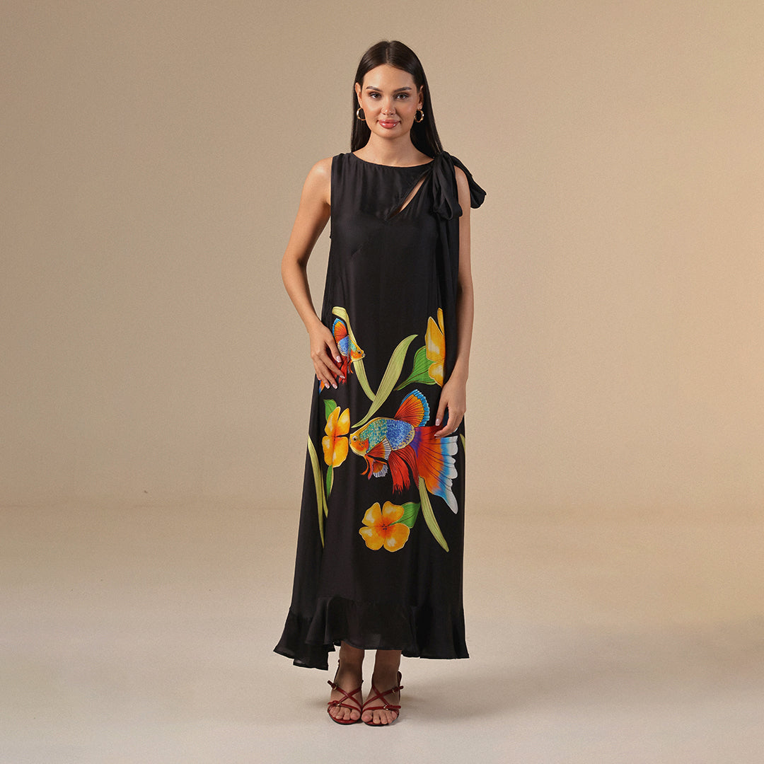 فستان اسود حريري بطبعة أسماك زاهية