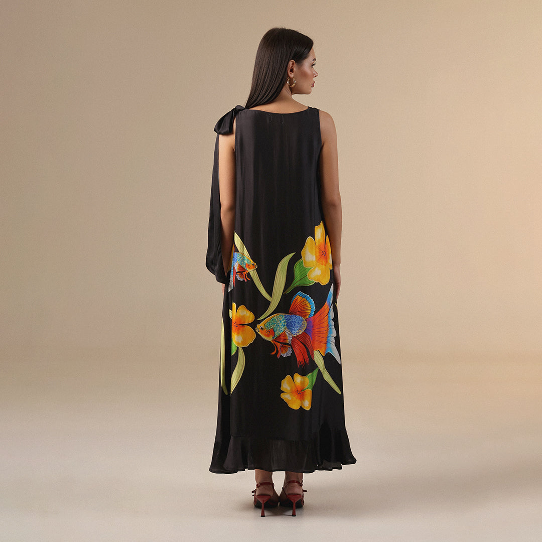 فستان اسود حريري بطبعة أسماك زاهية