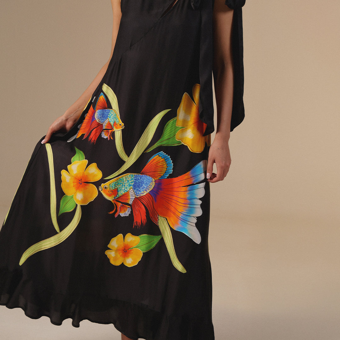 فستان اسود حريري بطبعة أسماك زاهية