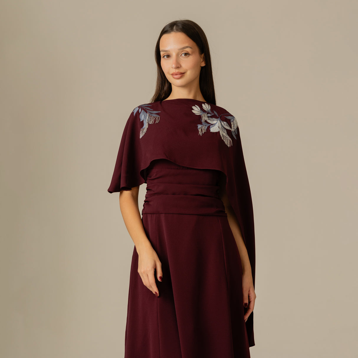 فستان كريب بتطريز يدوي وكاب أنيق