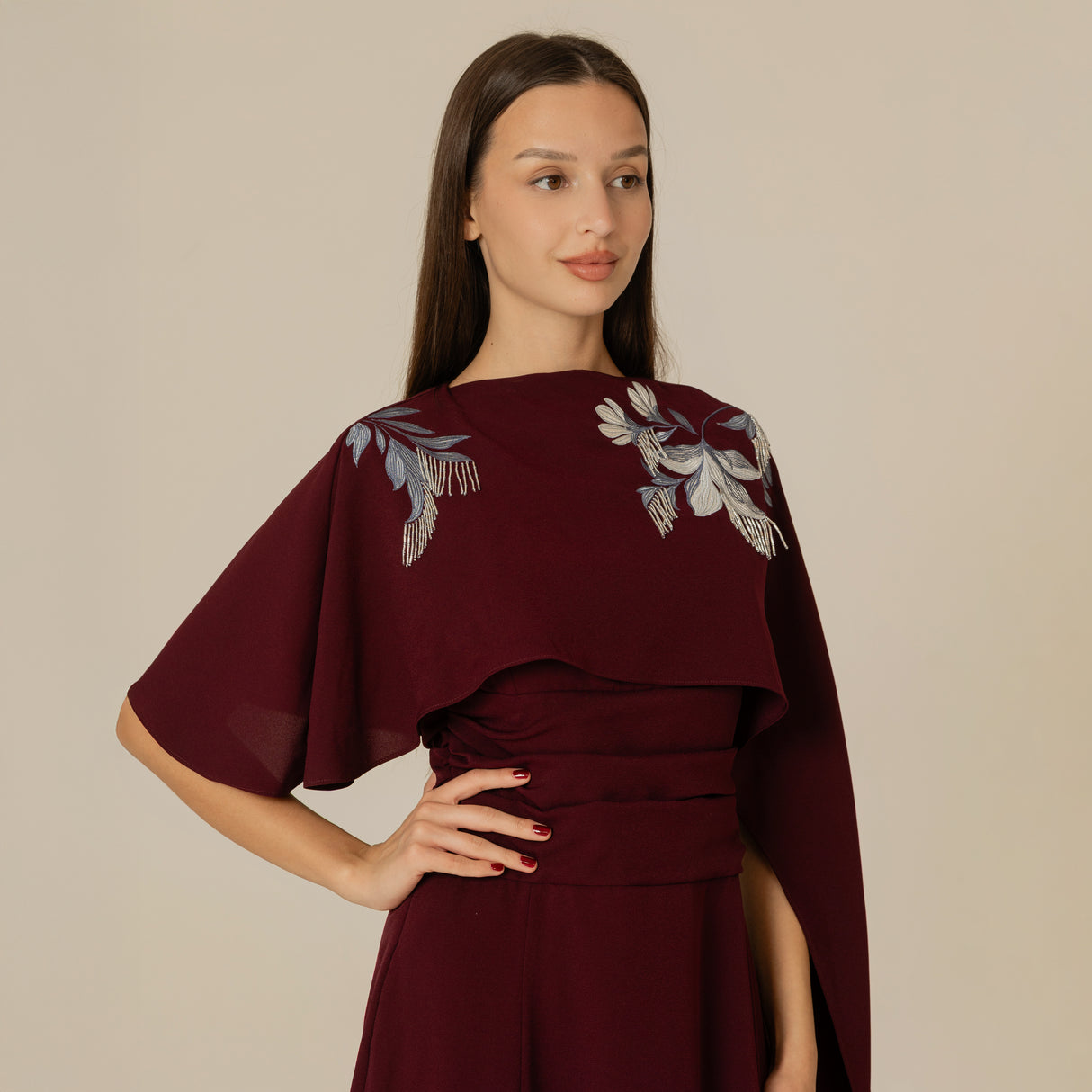 فستان كريب بتطريز يدوي وكاب أنيق