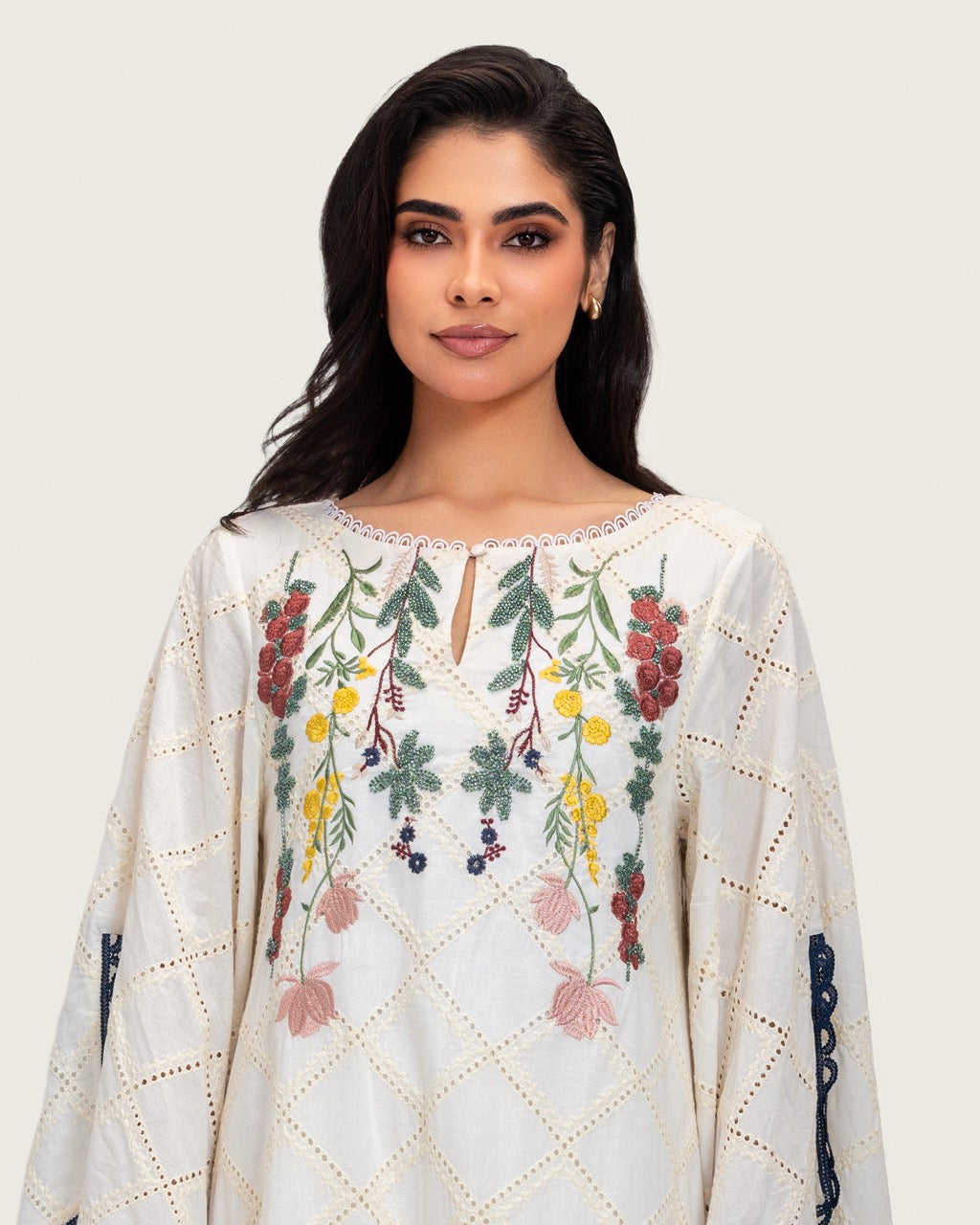 فستان قفطان مطرز بتفاصيل زهرية – أبيض عاج