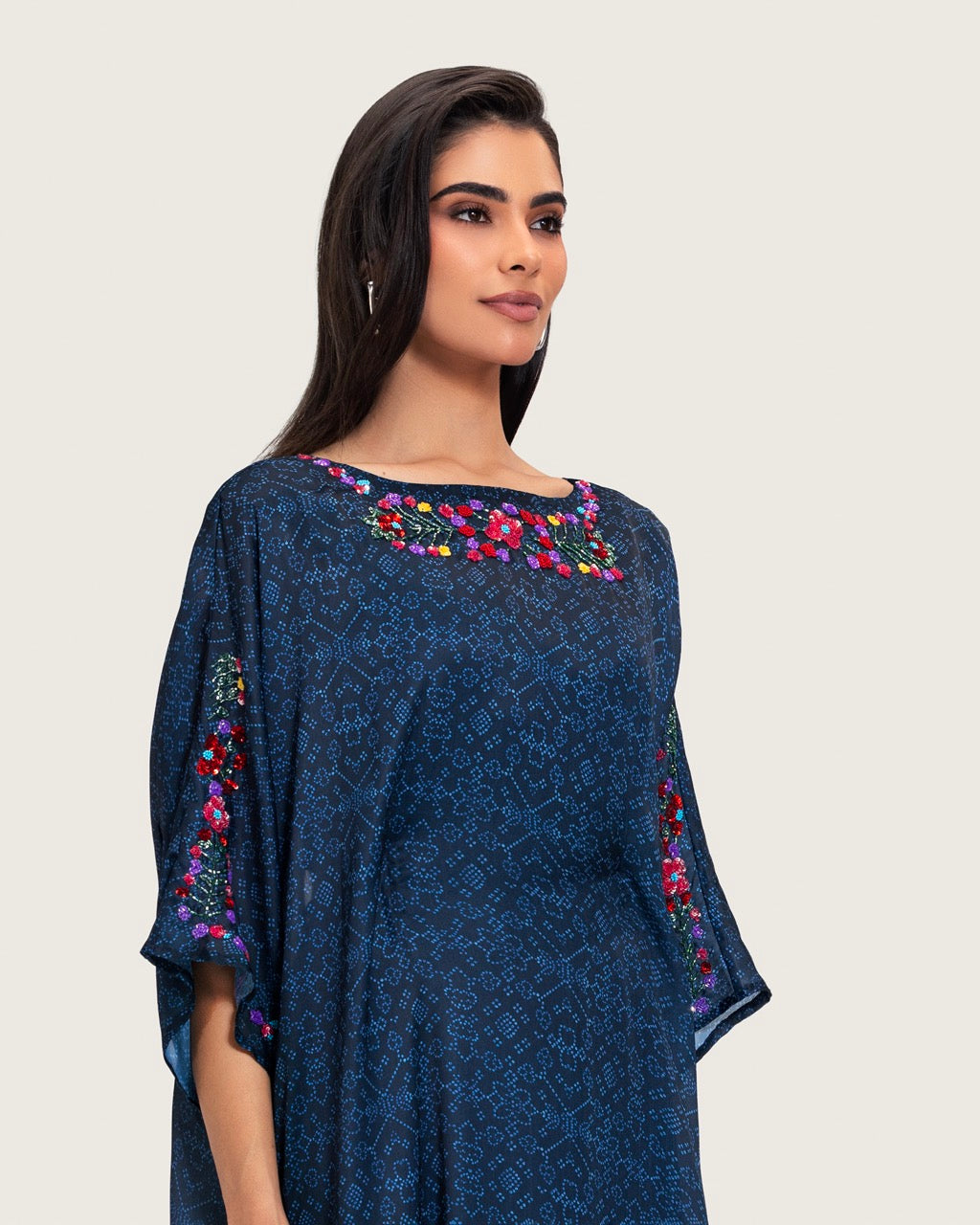 قفطان أزرق داكن مطبوع مع تطريز يدوي وقصة فضفاض و ربطة وسط