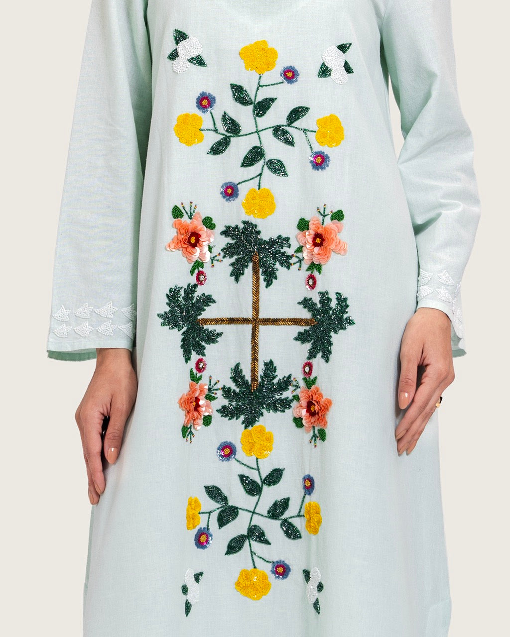 فستان قفطان كتان تركواز مطرز بتفاصيل تطريز يدوية و حواف مموجة أنيقة