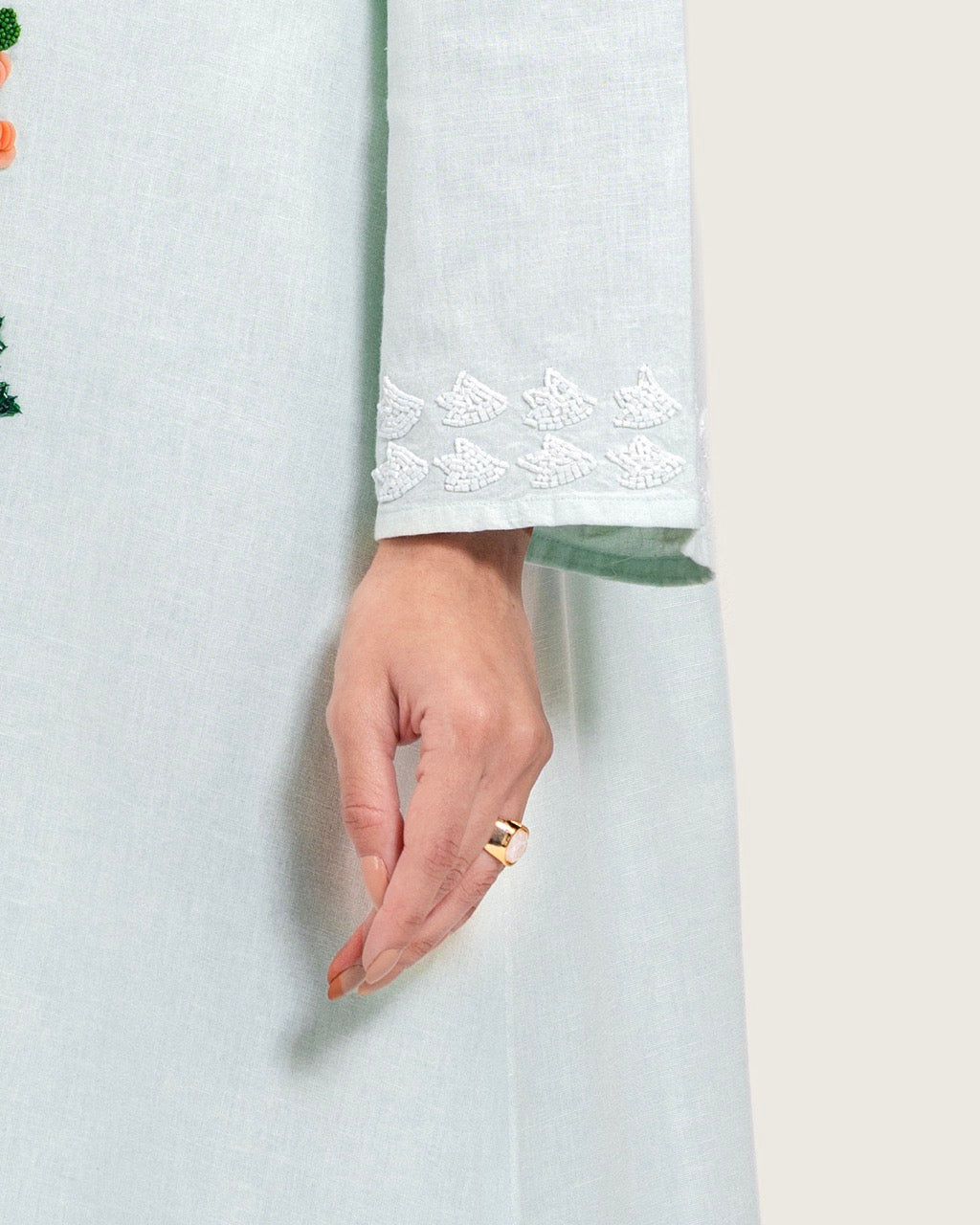 فستان قفطان كتان تركواز مطرز بتفاصيل تطريز يدوية و حواف مموجة أنيقة