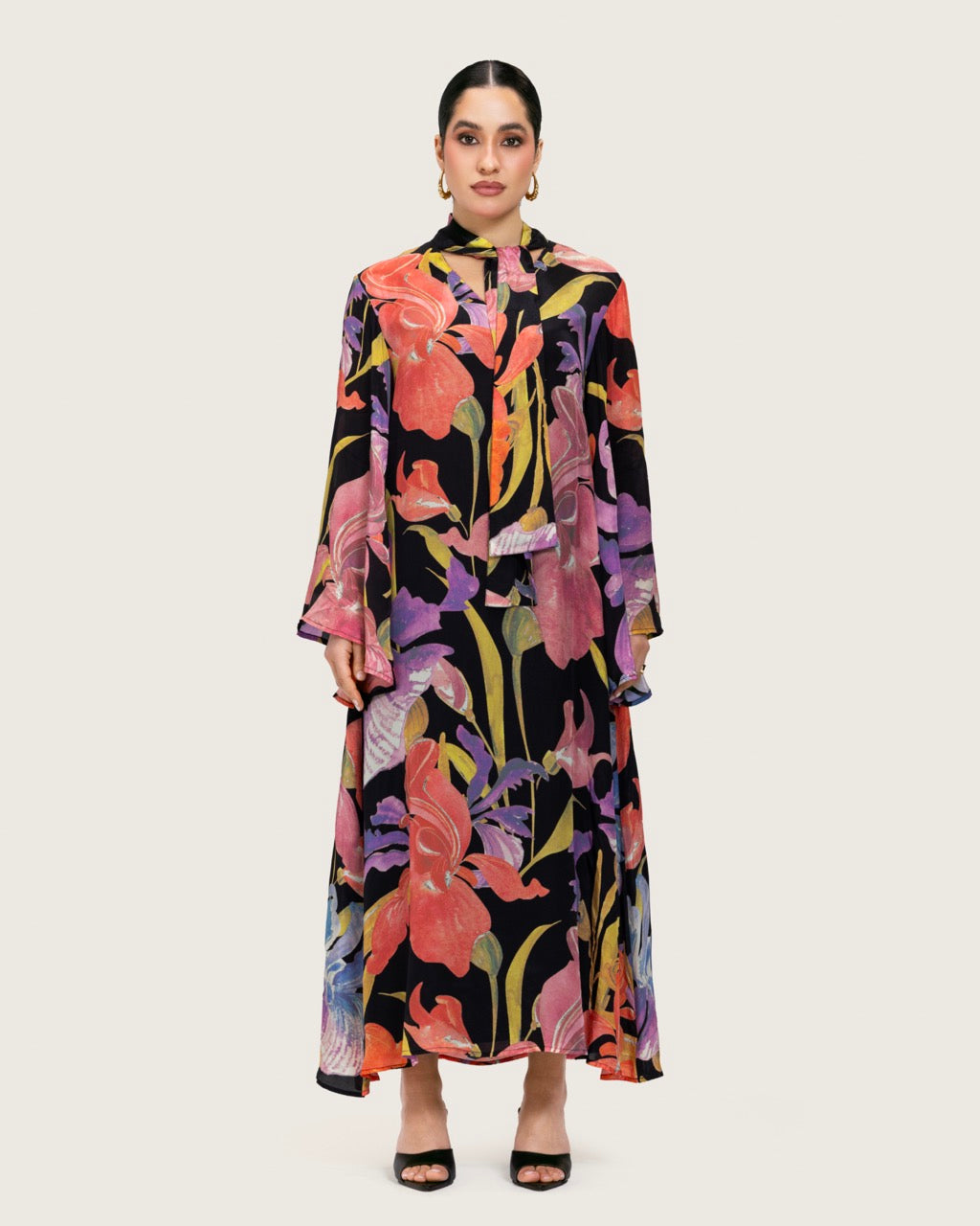 فستان ماكسي كريمي مطبوع بتطريزات ناعمة ورباط أنثوي