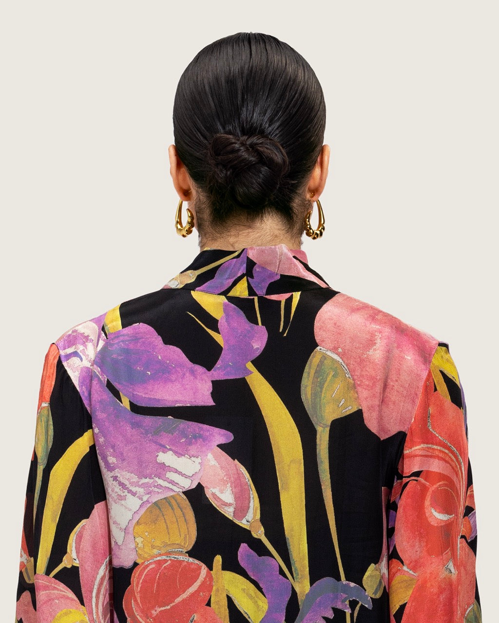 فستان ماكسي كريمي مطبوع بتطريزات ناعمة ورباط أنثوي