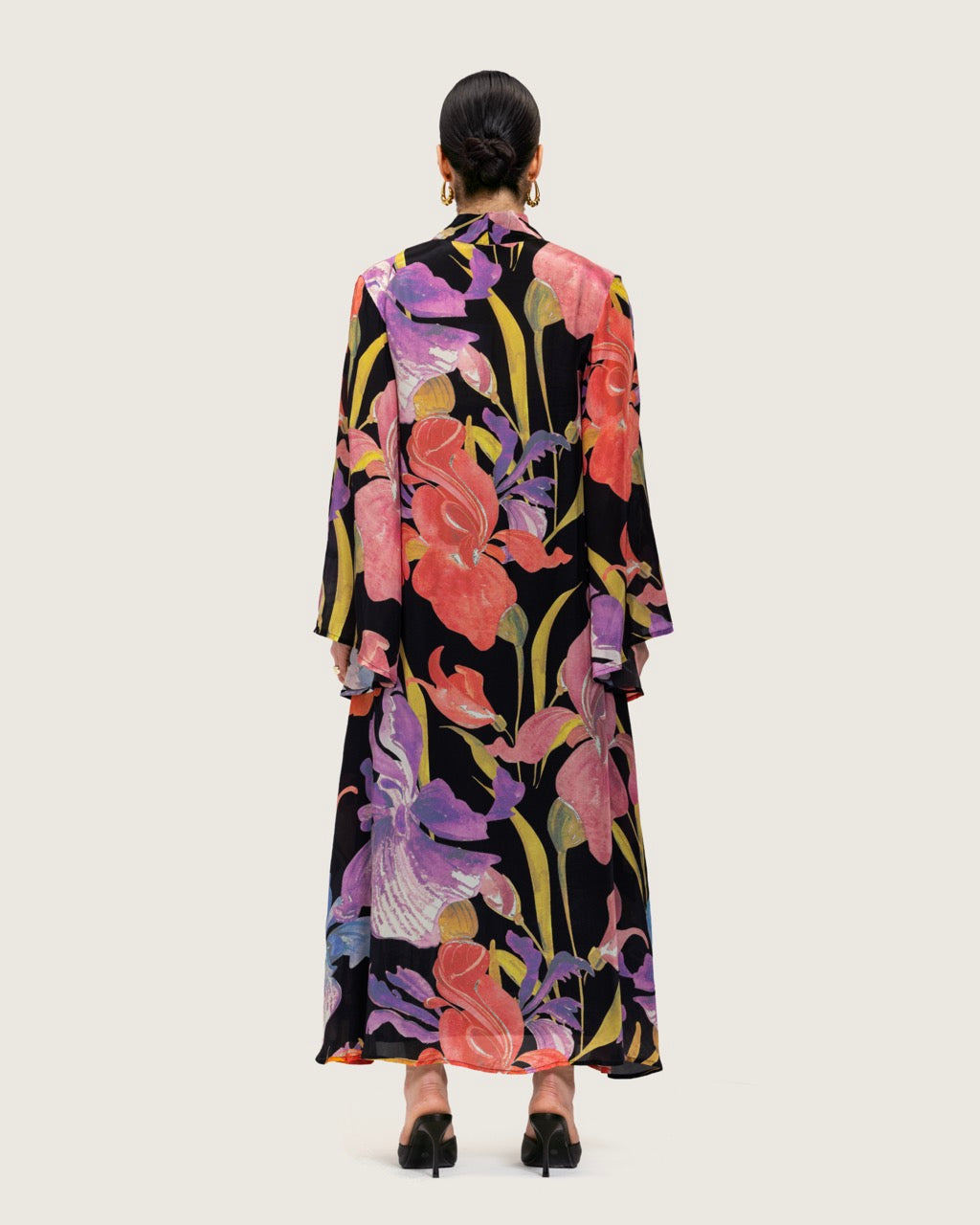 فستان ماكسي كريمي مطبوع بتطريزات ناعمة ورباط أنثوي