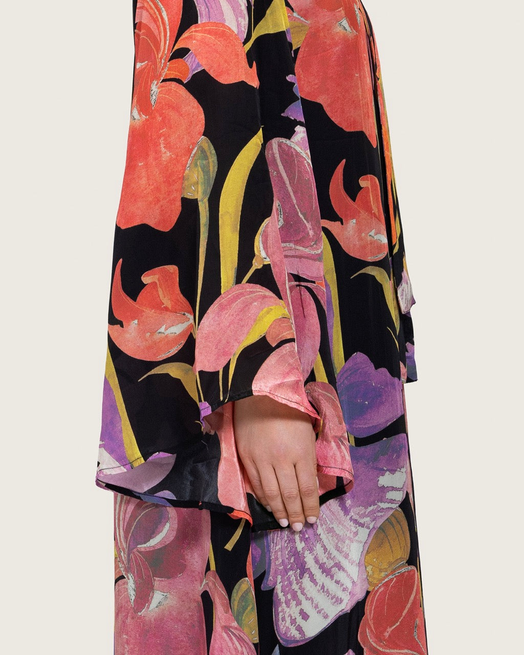 فستان ماكسي كريمي مطبوع بتطريزات ناعمة ورباط أنثوي