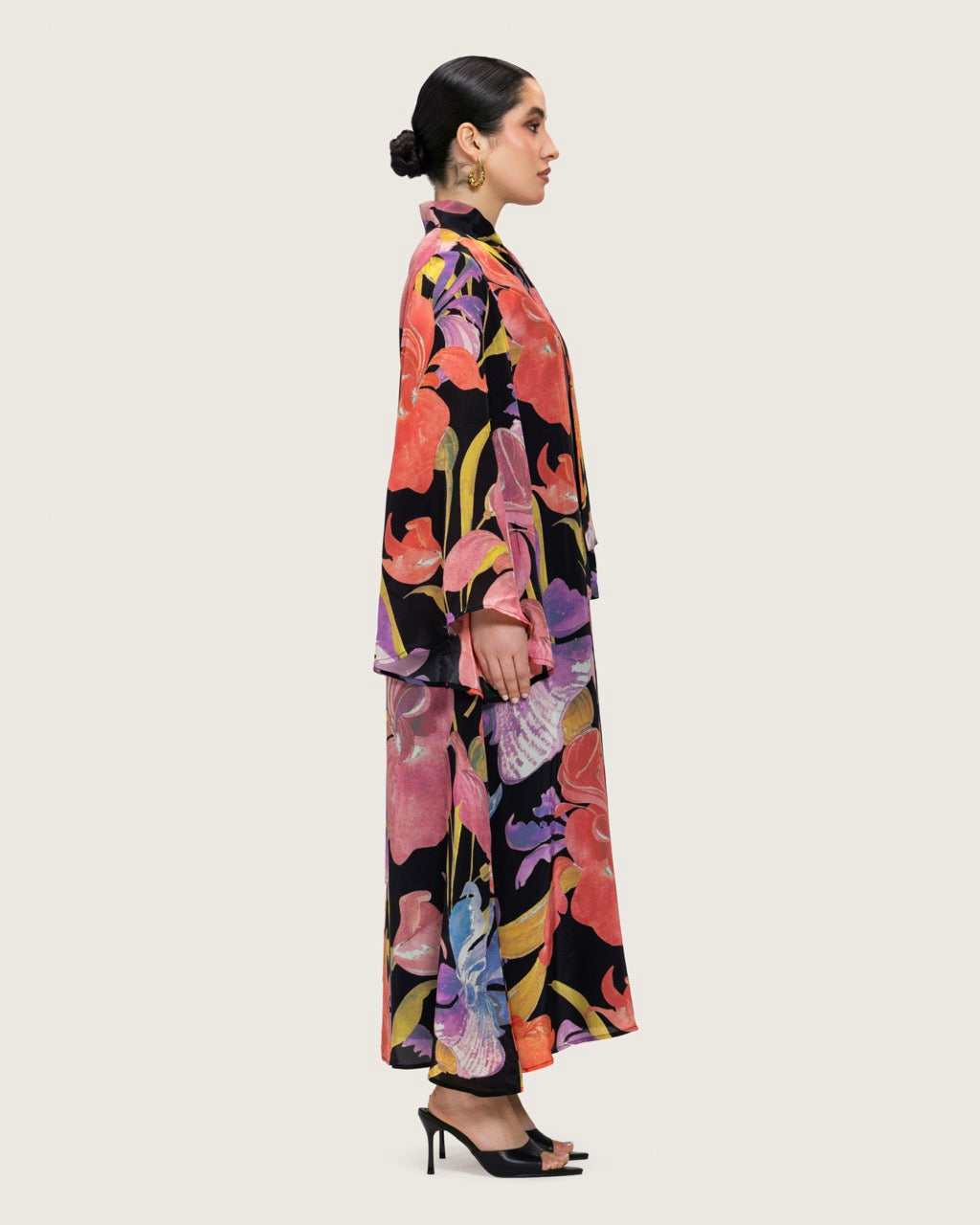 فستان ماكسي كريمي مطبوع بتطريزات ناعمة ورباط أنثوي