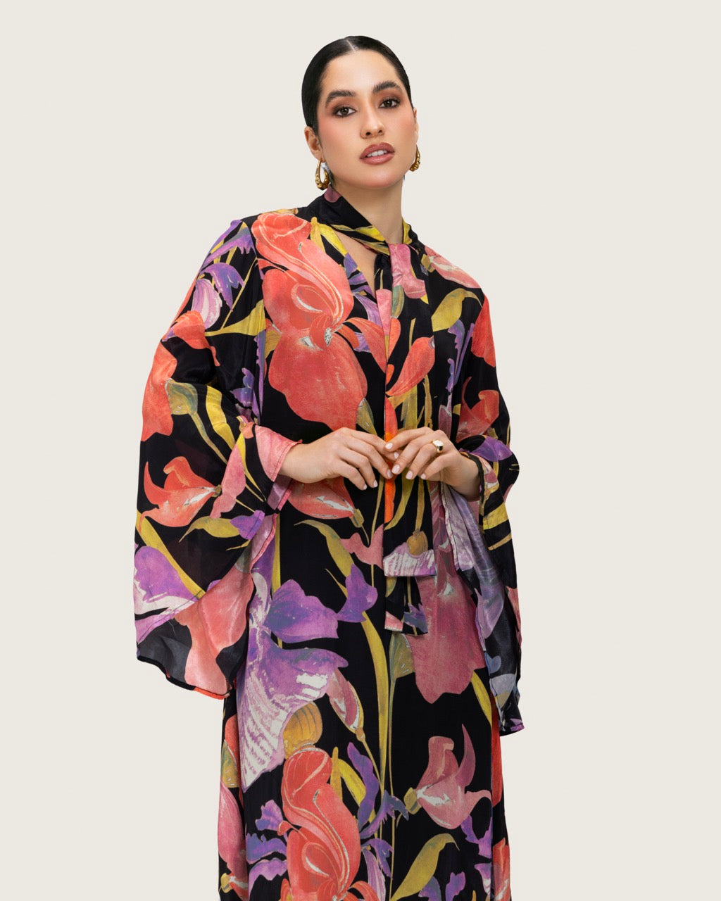 فستان ماكسي كريمي مطبوع بتطريزات ناعمة ورباط أنثوي