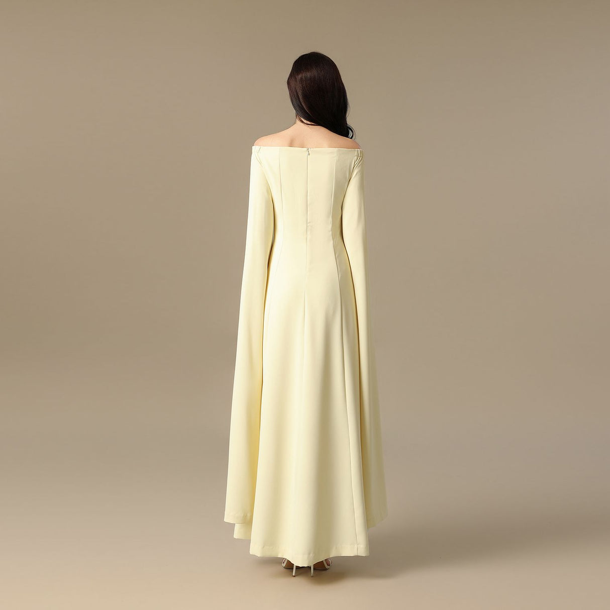 فستان ماكسي أصفر فاتح بتطريز زهري عند الياقة