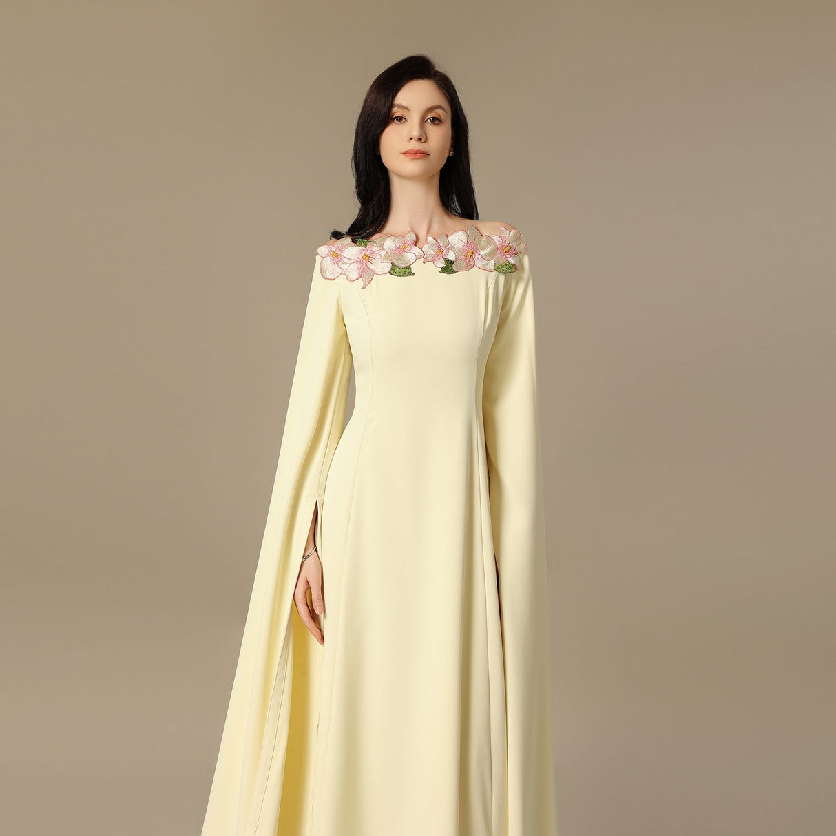 فستان ماكسي أصفر فاتح بتطريز زهري عند الياقة