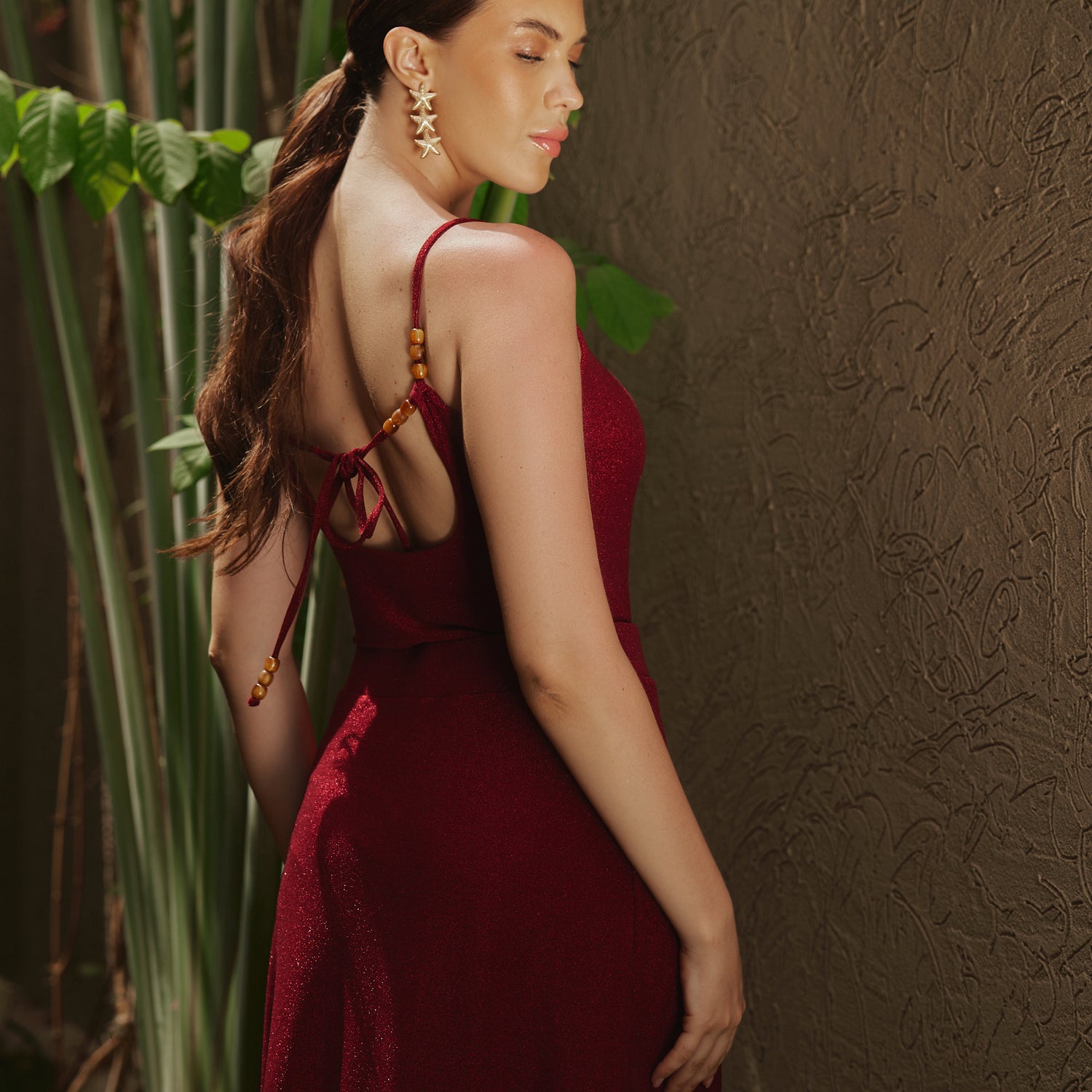 مايوه عنابي مع تنورة قطعتين بقماش لامع