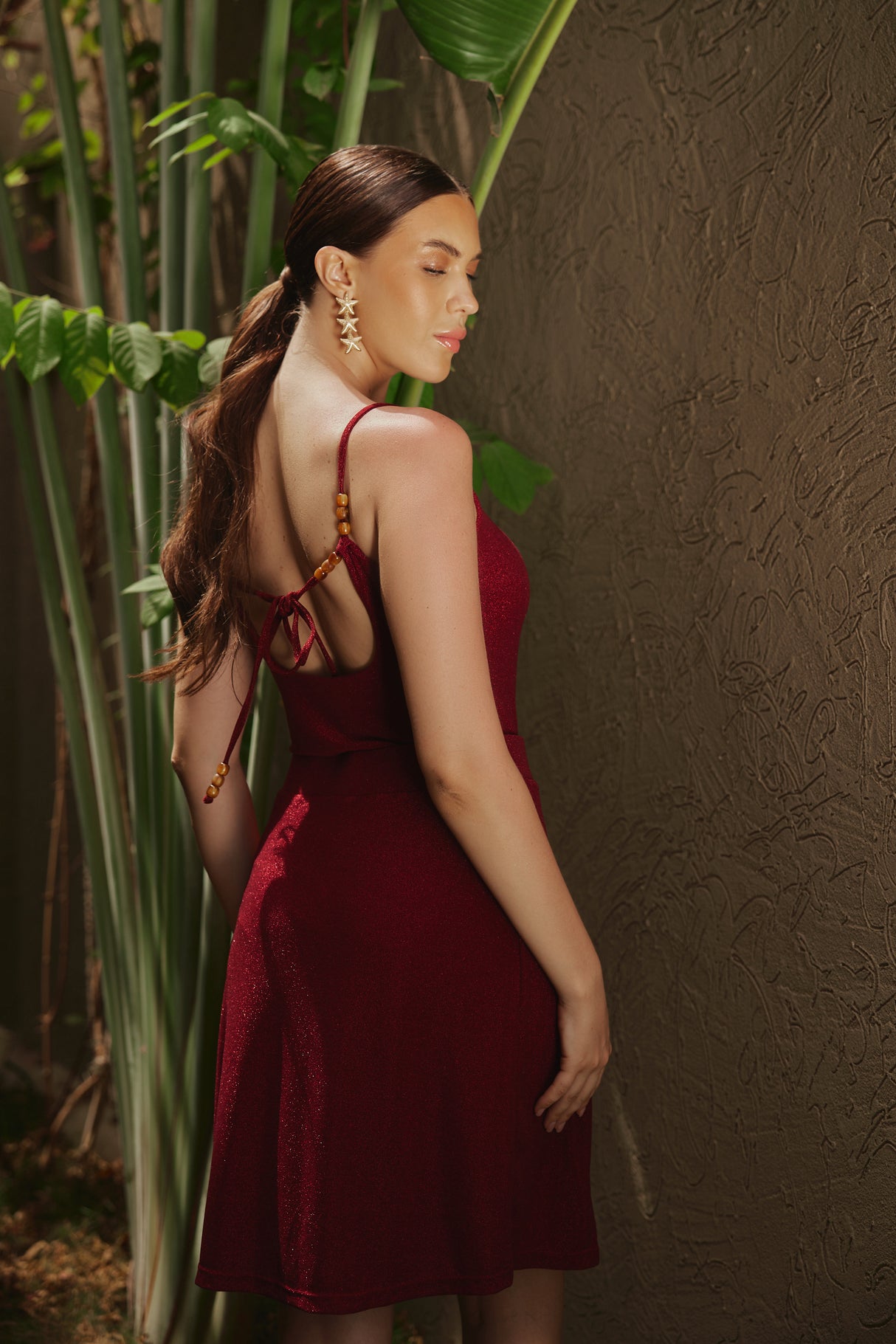 مايوه عنابي مع تنورة قطعتين بقماش لامع