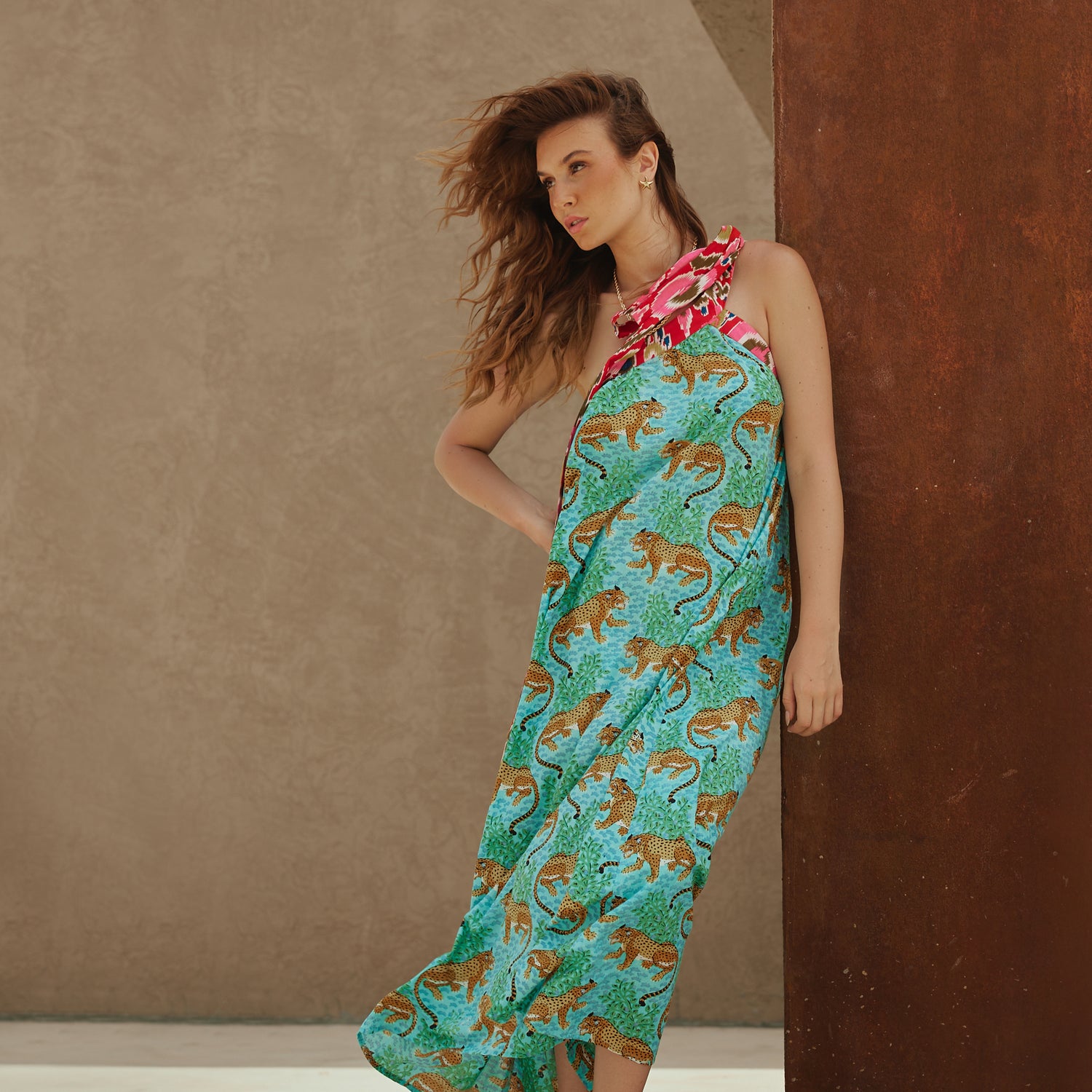 فستان اخضر ماكسي بطبعة استوائية و ربطة كتف ملونة