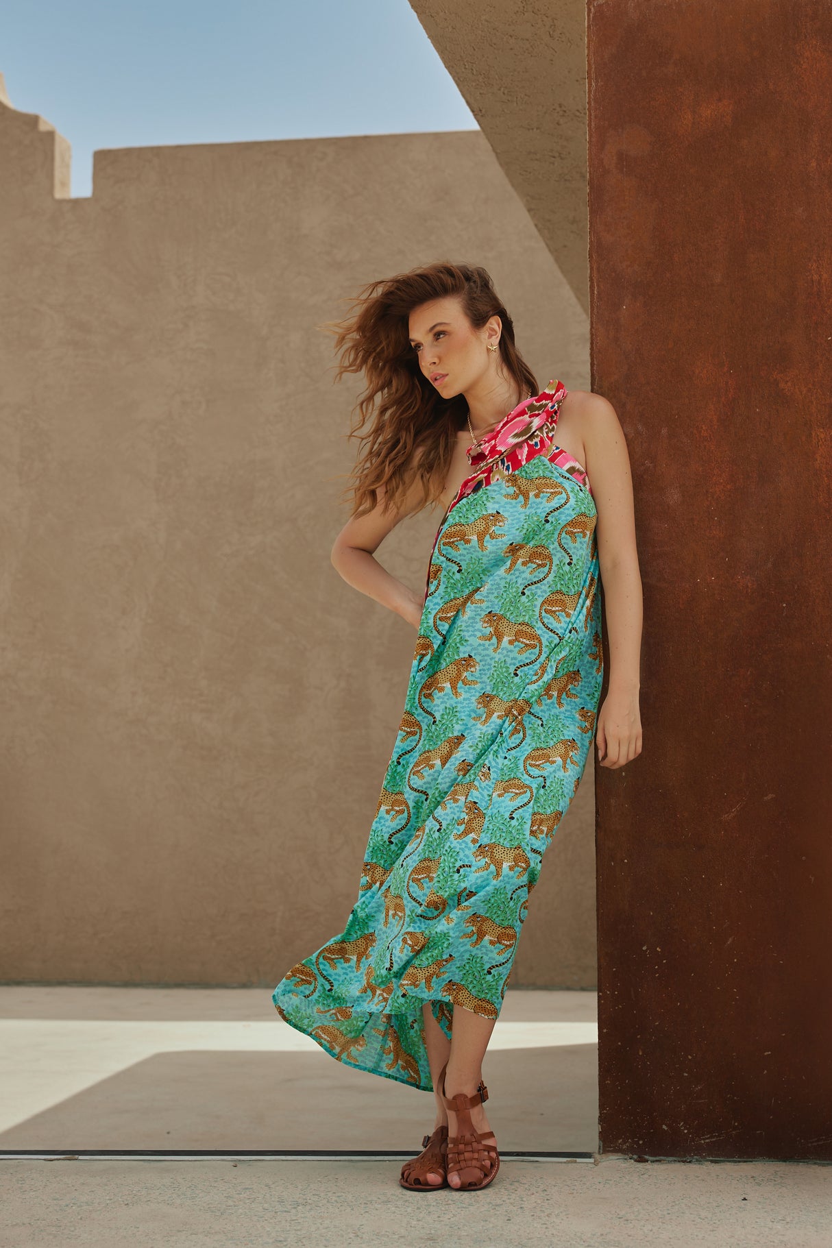 فستان اخضر ماكسي بطبعة استوائية و ربطة كتف ملونة