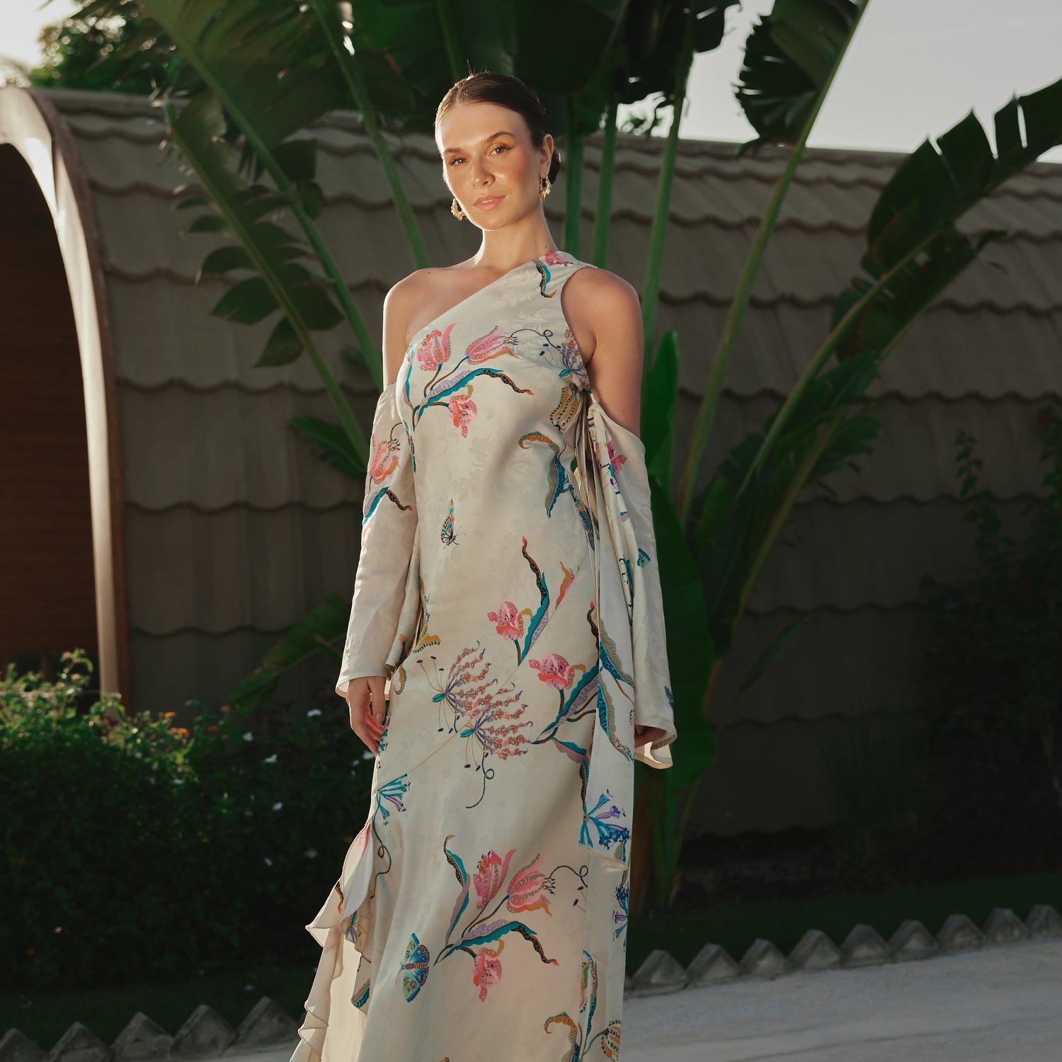 فستان بيج ساتان جاكار بطبعة زهور وبوشاح متصل