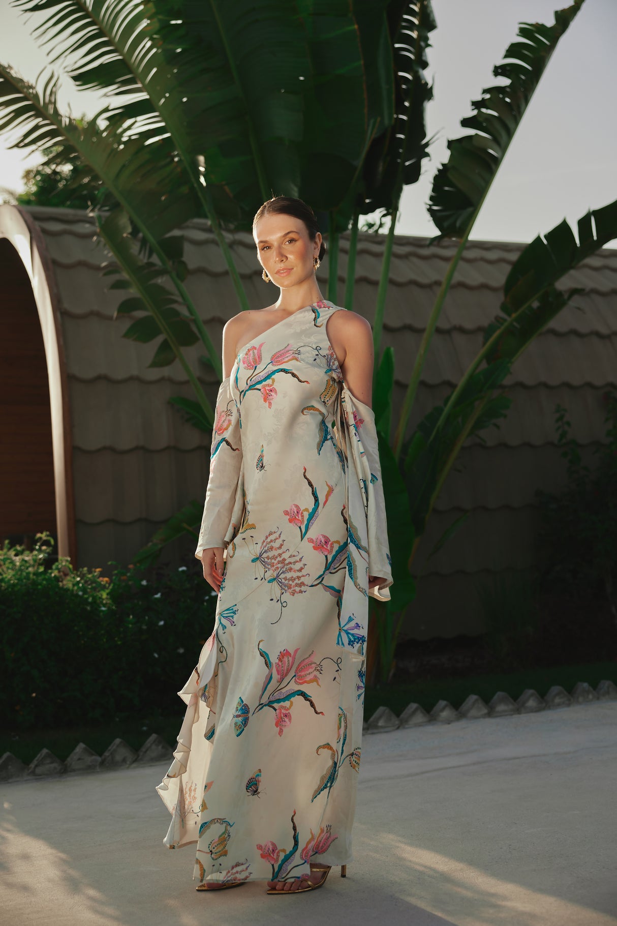 فستان بيج ساتان جاكار بطبعة زهور وبوشاح متصل