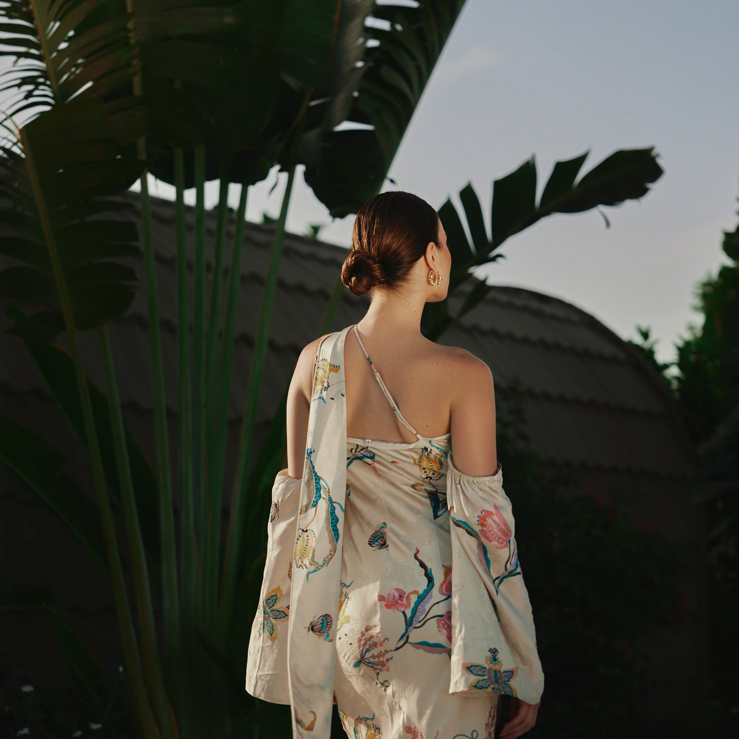 فستان بيج ساتان جاكار بطبعة زهور وبوشاح متصل