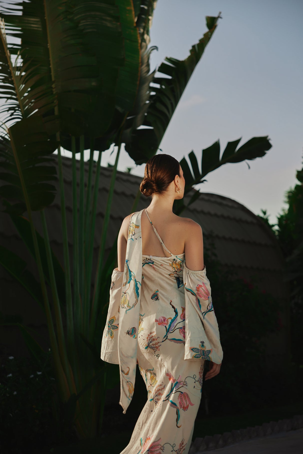 فستان بيج ساتان جاكار بطبعة زهور وبوشاح متصل