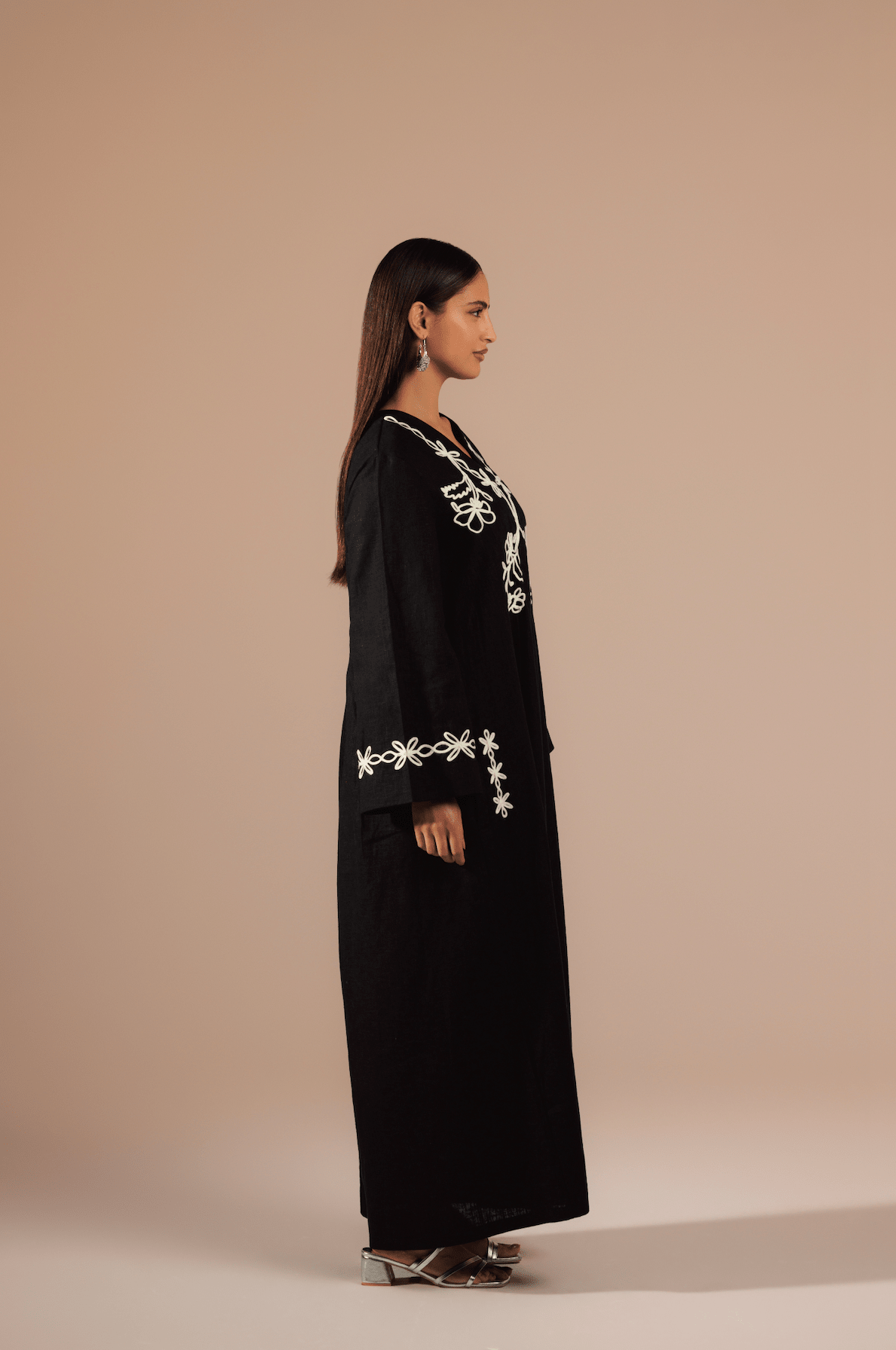 Black Linen Kaftan with White Flower Embroidery - Noētic