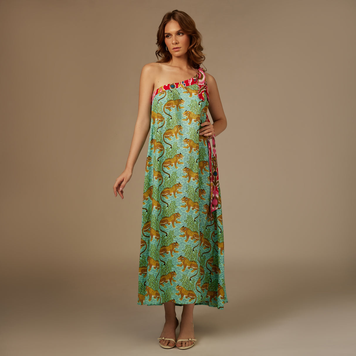 فستان اخضر ماكسي بطبعة استوائية و ربطة كتف ملونة