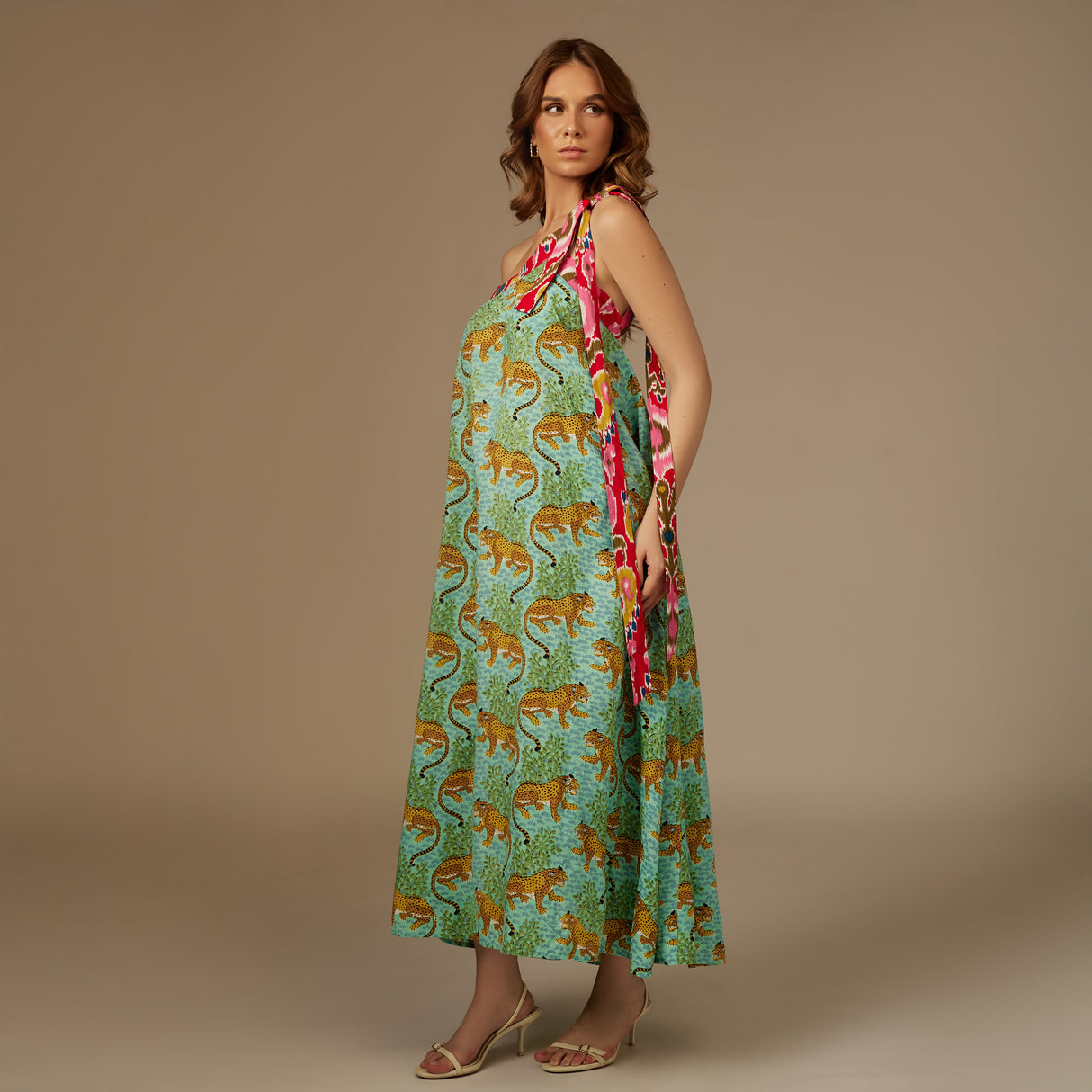 فستان اخضر ماكسي بطبعة استوائية و ربطة كتف ملونة