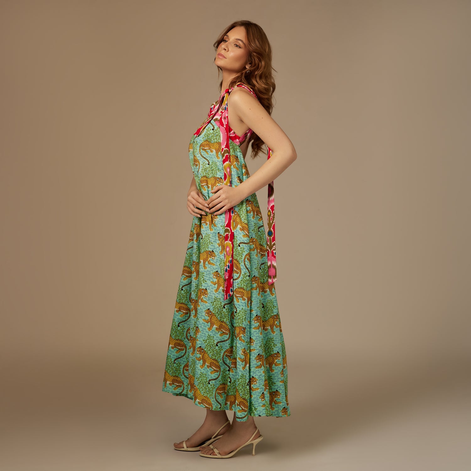 فستان اخضر ماكسي بطبعة استوائية و ربطة كتف ملونة