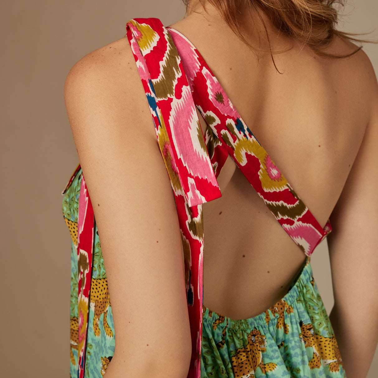 فستان اخضر ماكسي بطبعة استوائية و ربطة كتف ملونة