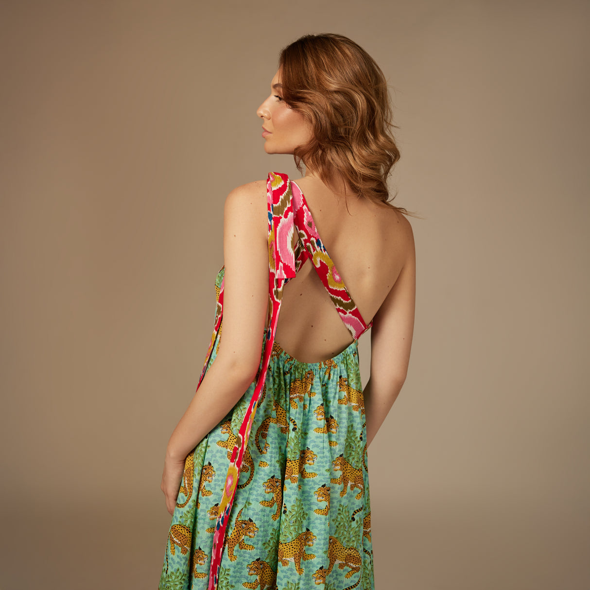 فستان اخضر ماكسي بطبعة استوائية و ربطة كتف ملونة