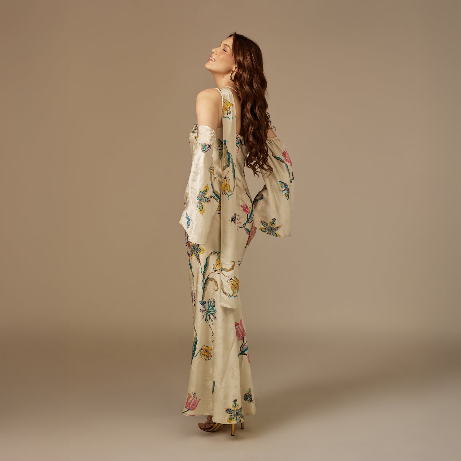 فستان بيج ساتان جاكار بطبعة زهور وبوشاح متصل