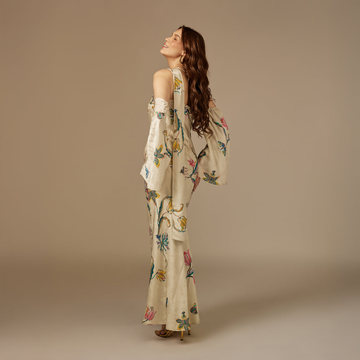 فستان بيج ساتان جاكار بطبعة زهور وبوشاح متصل