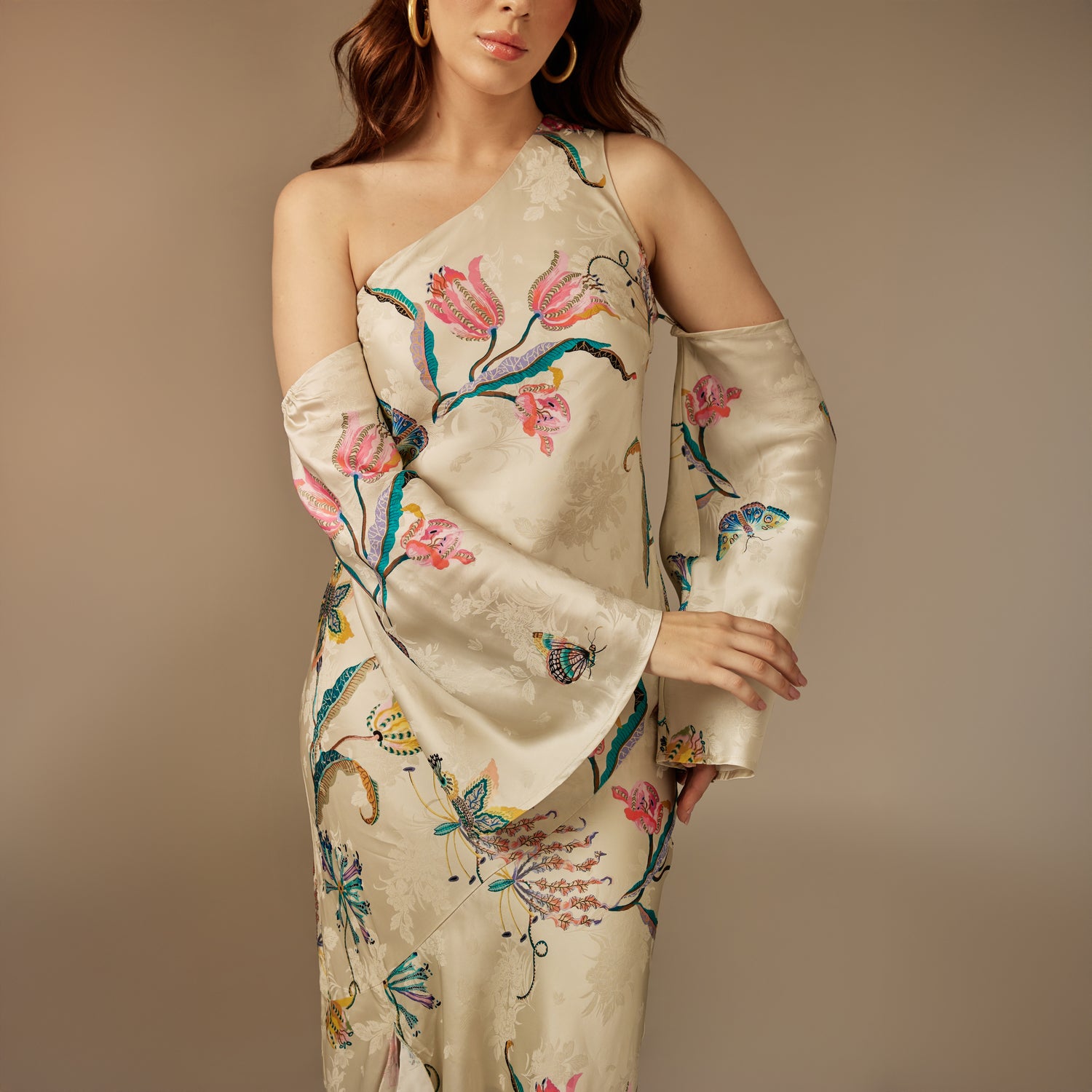 فستان بيج ساتان جاكار بطبعة زهور وبوشاح متصل