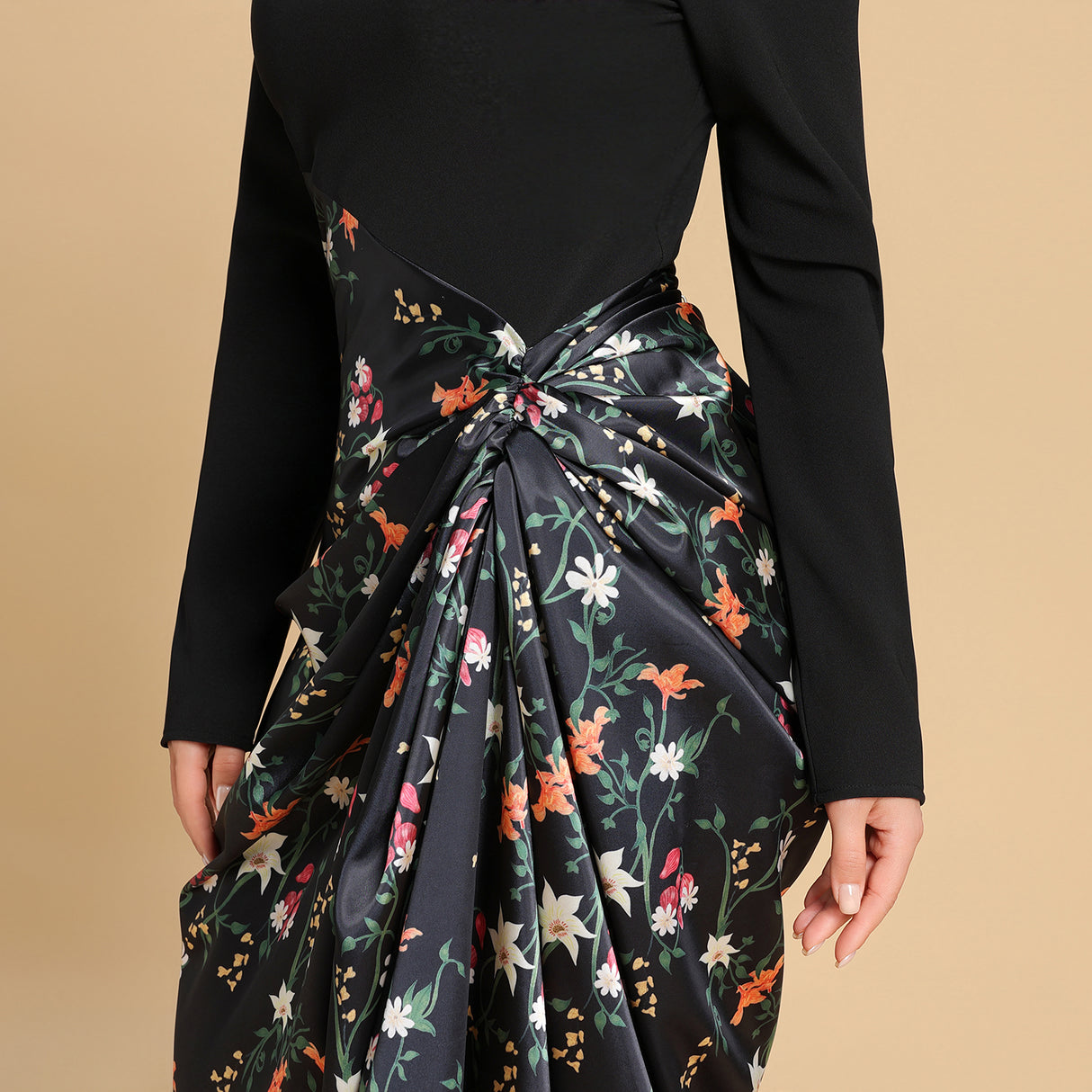 فستان بتنورة ساتان مطبوعة وتفاصيل درابية